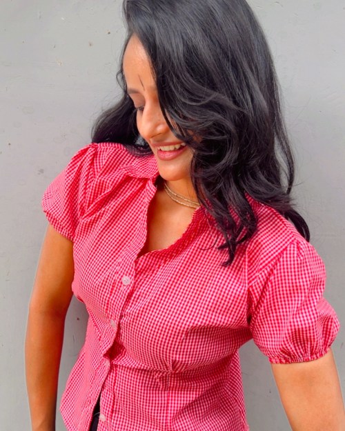 Home a girl wearing crop shirt